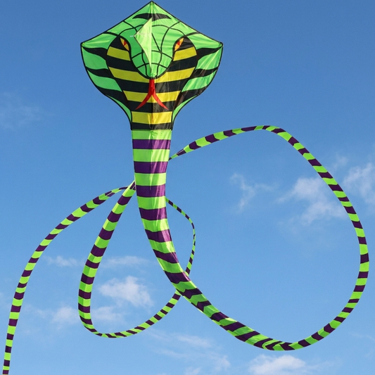 Wikz Cobra drage i grøn flyver på himlen