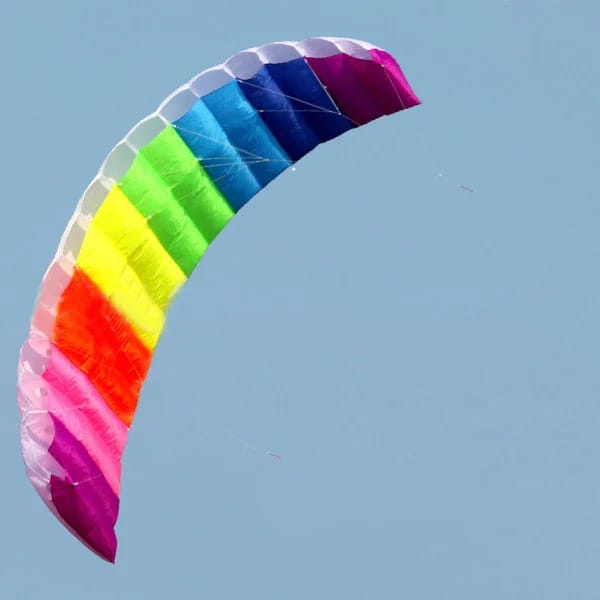 Wikz Parafoil drage XL i regnbuefarver, vist på blå baggrund