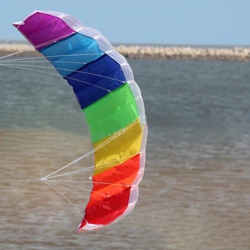 Wikz Parafoil drage i regnbuefarver, flyvende ved strand