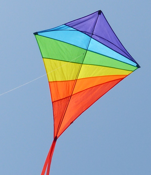 Wikz Ventus regnbue drage i klassisk diamantform, vist på hvid baggrund