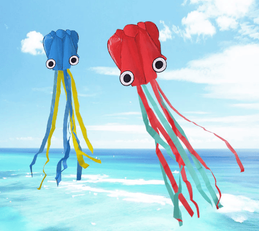 Wikz Blæksprutte drager i blå og rød, vist ved havet