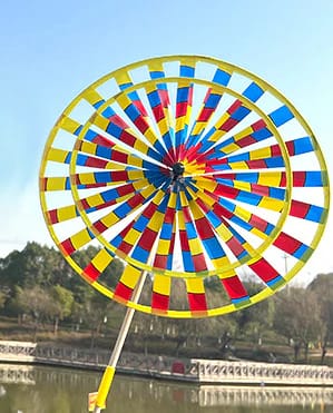 Wikz Twista Colorwheel vindhjul i gul og blå, vist udendørs