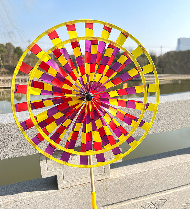 Wikz Twista Colorwheel vindhjul i gul og pink, vist i naturmiljø